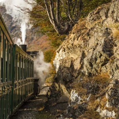 L'étroite voie ferrée du train du bout du monde en Argentine