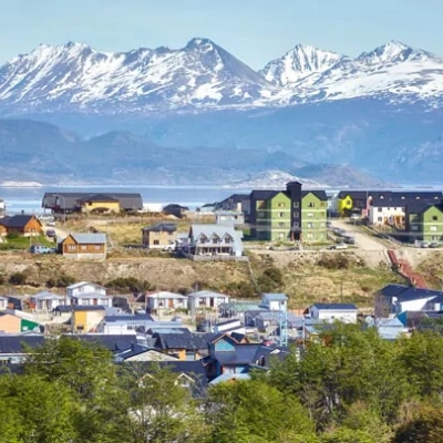 Aperçu des maisons colorées de la jolie baie d'Ushuaia  