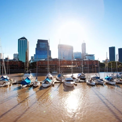 Des bateaux amarrés sur le Rio de la Plata 