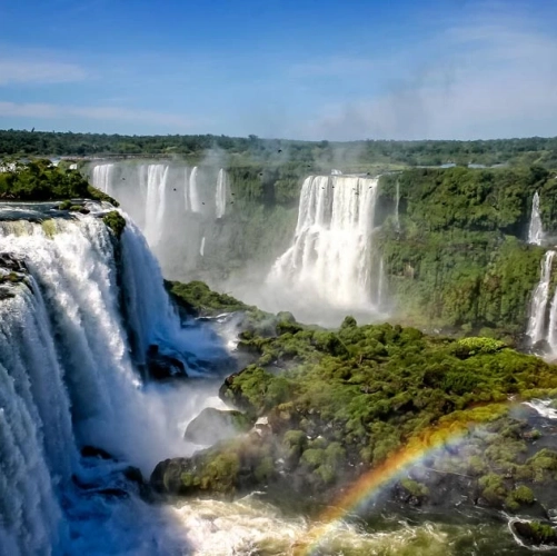 Un arc en ciel au-dessus des Chutes d'Iguazu