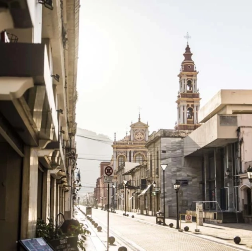 Les édifices coloniaux du centre de Salta en noir et blanc