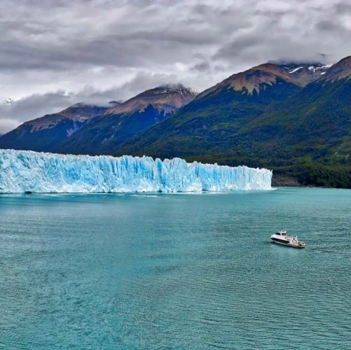 Bateau face à l'immense Perito Moreno