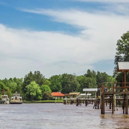 Les bateaux et les pilotis de Tigre