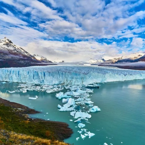 Le Perito Moreno et ses blocs de glace dérivant dans le Lago Argentino 