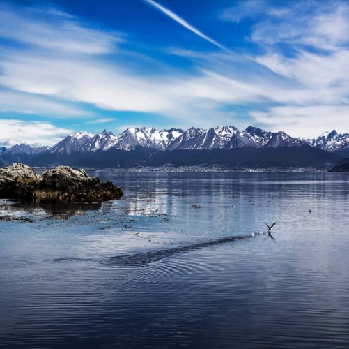 Le Canal de Beagle avec les montagnes d'Ushuaïa en arrière-plan