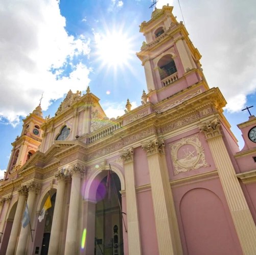 La cathédrale aux tons doré et rose de Salta