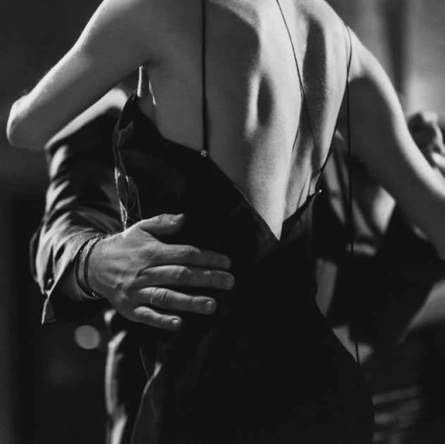 Un couple dansant le tango en noir et blanc 