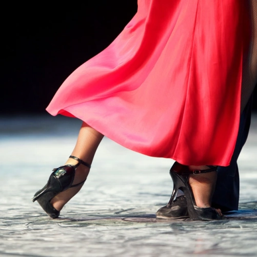 Un couple dansant le tango 