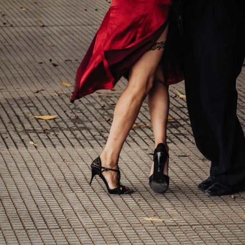 Un couple dansant le tango dans la rue à Buenos Aires