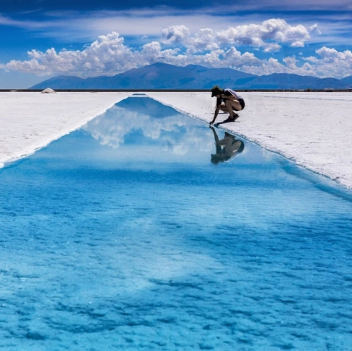L'eau bleue translucide des Salinas Grandes 