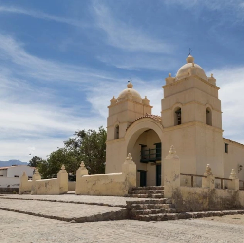 L'église blanche San Pedro Nolasco de Molinos sur la route 40 