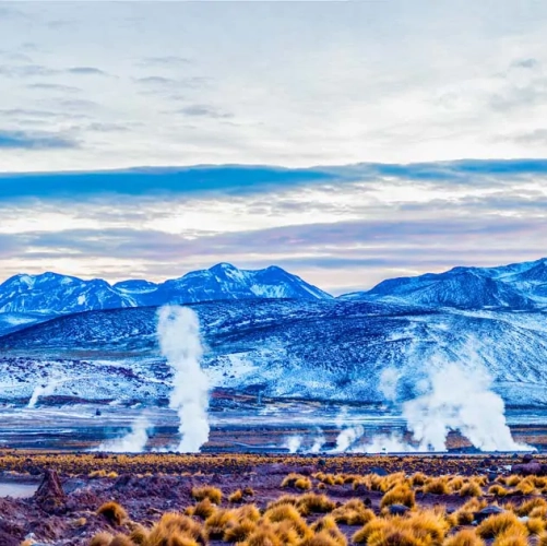 La fumée et la vapeur de la zone géothermale El Tatio 
