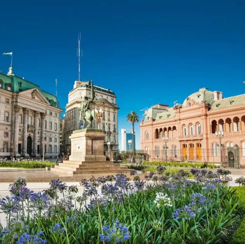 La statue du Général Belgrano sur la Plaza de Mayo à Buenos Aires 