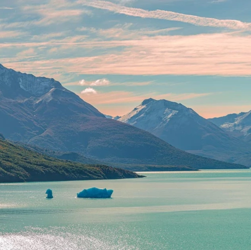 Iceberg sur le Lago Argentino au coucher du soleil 