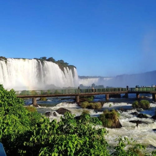 Le lac et la passerelle qui traverse les chutes d'Iguazu