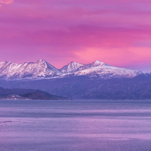 Lever de soleil rose sur le Canal de Beagle
