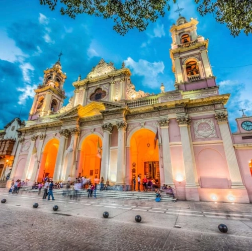 Lumière sur la cathédrale de Salta