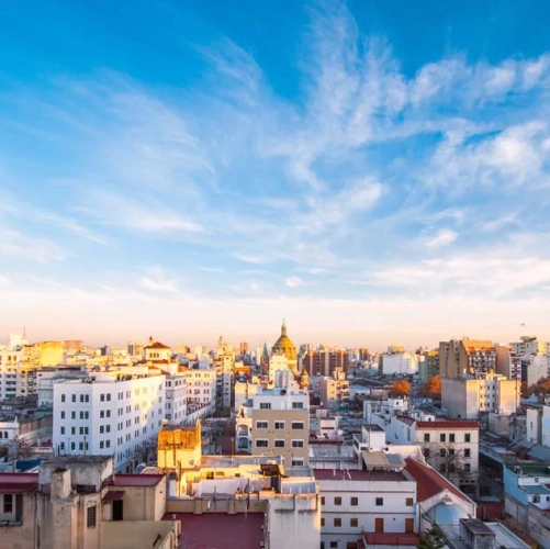 Le jour se lève sur les buildings de Buenos Aires 