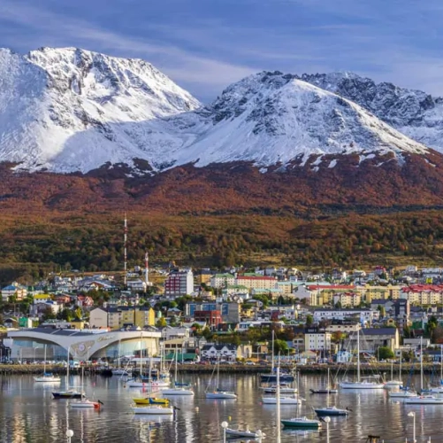 Vue panoramique sur les montagnes des Andes et le port d'Ushuaïa