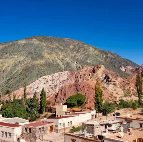 Vue sur les montagnes et le petit village de Purmamarca