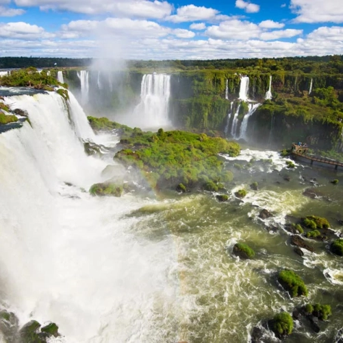Vue panoramique sur les Chutes d'Iguazu côté brésilien