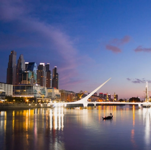 Vue panoramique de nuit sur Puerto Madero à Buenos Aires