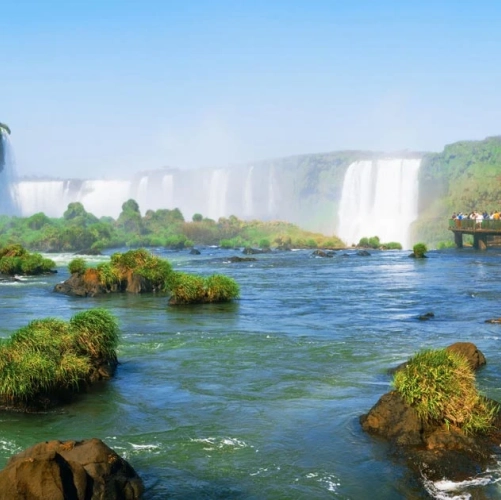 Vue sur les chutes et la passerelle à Iguazu