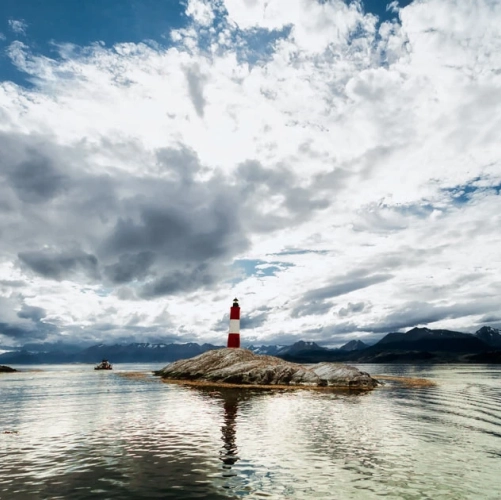 Phare rouge et blanc du Canal de Beagle dans la baie d'Ushuaïa