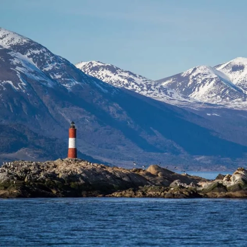 Phare du Canal de Beagle sur fond de montagnes enneigées 