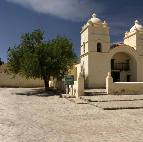 La petite église blanche de Cachi et ses cloches