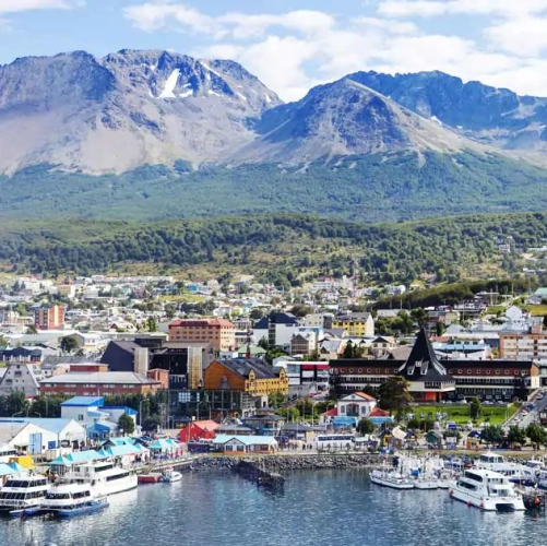 Vue sur le port et les montagnes d'Ushuaia depuis la mer