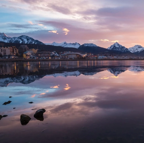 Vue panoramique sur la baie d'Ushuaïa à l'aube 