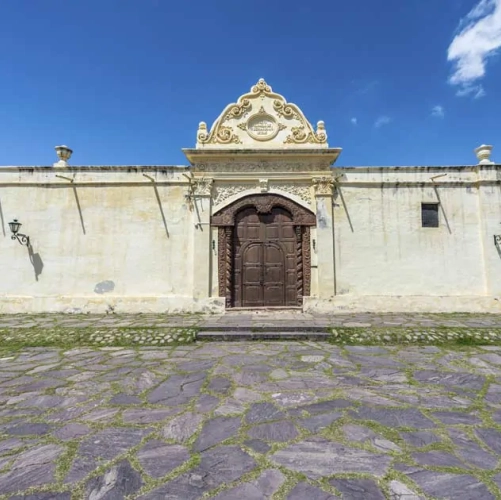 La porte en bois de caroubier du couvent de San Bernardo à Salta