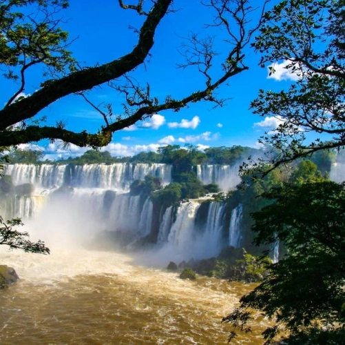 Puissance des chutes d'Iguazu qui s'effondrent dans le lac