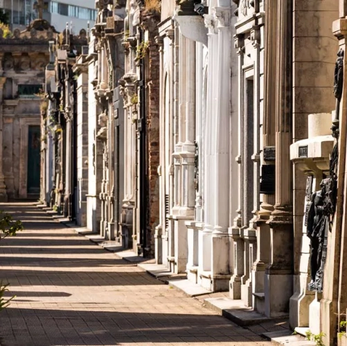 Une allée du fameux cimetière dans le quartier de La Recoleta à Buenos Aires