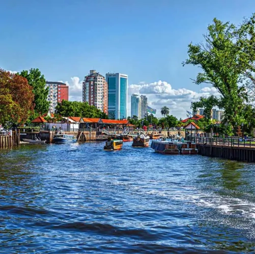 Vue sur Tigre depuis le fleuve Parana 