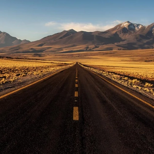 Une route vide dans le Désert d'Atacama
