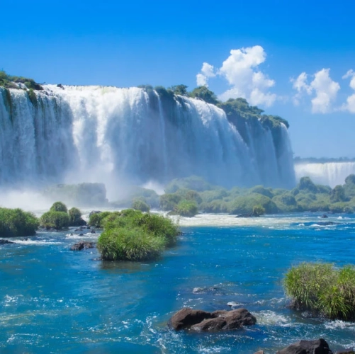 Les cascades d'Iguazu au soleil sous un ciel bleu
