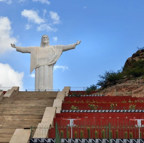 La statue du Christ et les escaliers de Chilecito 