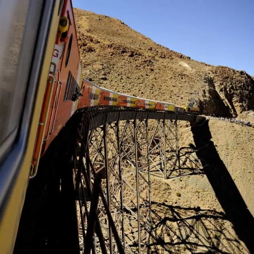 Arrivée du Tren a las Nubes au viaduc de la Polvorilla