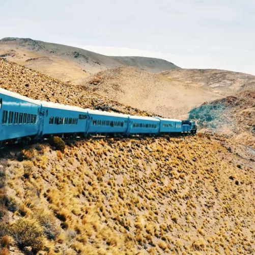 Passage du train des nuages dans une vallée escarpée de la province de Salta