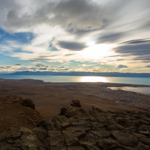 Vue sur El Calafate depuis les hauteurs d'une colline