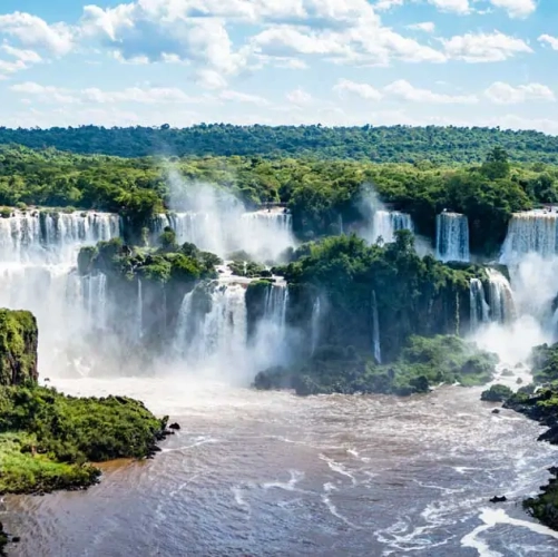 Vue panoramique sur les mythiques Chutes d'Iguazu
