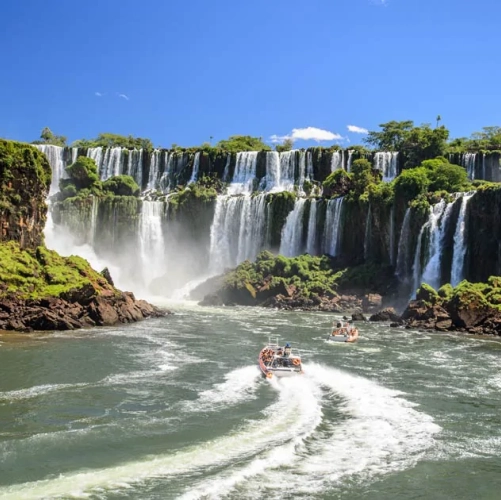 Des zodiacs au pied des Chutes d'Iguazu