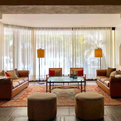 Le salon de l'hotel Almeria à Salta en Argentine