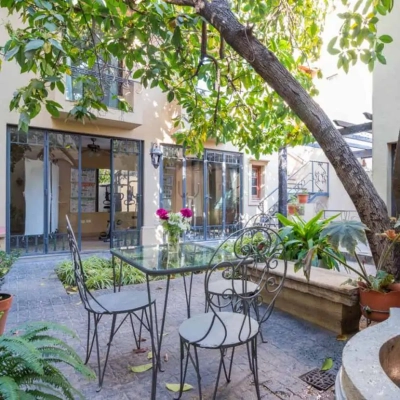 Jardin ombragé et fontaine de l'hotel Del Antiguo Convento à Salta en Argentine