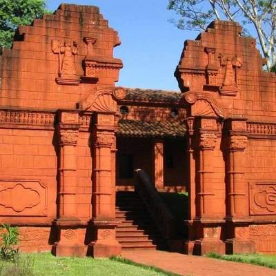 Entrée de l'hotel Guamini Mision à Puerto Iguazu en Argentine
