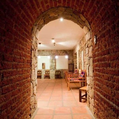 Cave de l'hotel Marques de Toro à Purmamarca en Argentine