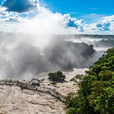 Le réseau de passerelles dans le brouillard d'Iguazu