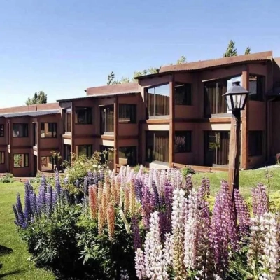 Le jardin fleuri de l'hôtel Sierra Nevada à El Calafate en Argentine